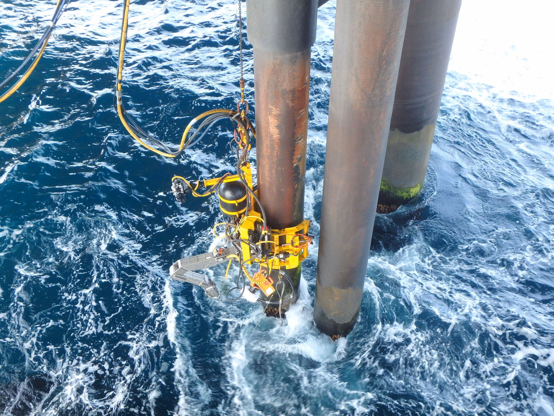 Robot de limpieza industrial en pata de plataforma offshore